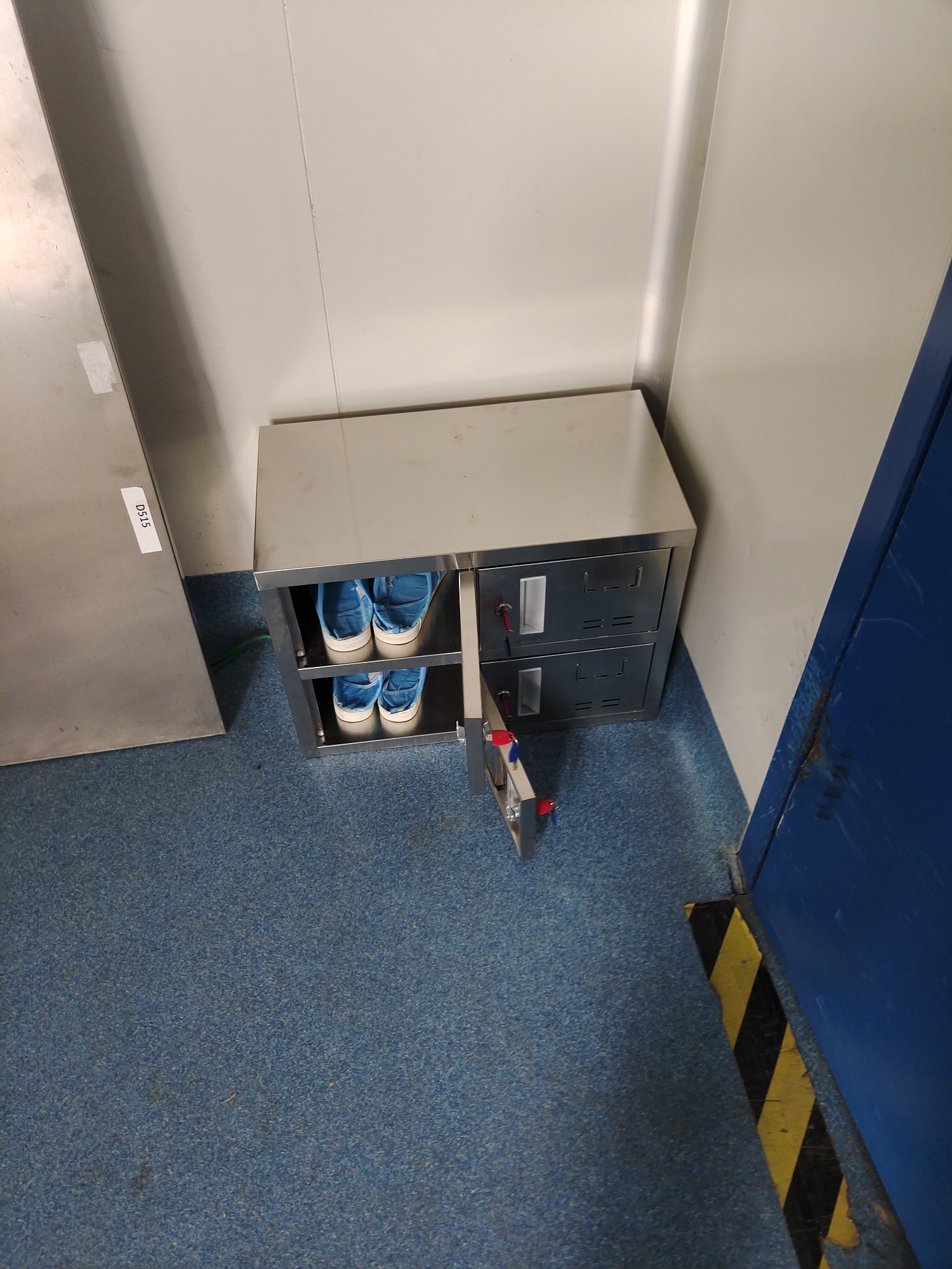 定制不锈钢单面四门鞋柜无尘净化车间员工双层带锁换鞋凳储物柜子