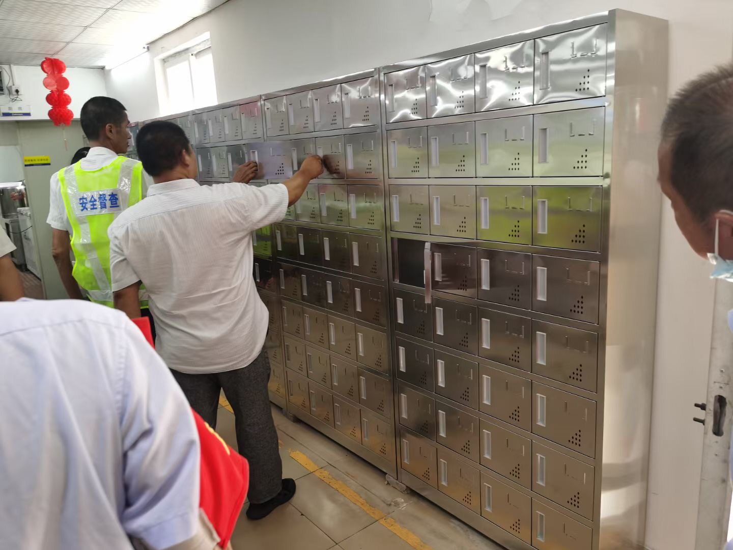 不锈钢32门碗柜员工多门多格储物柜鞋柜医院餐厅带锁餐具柜子定制