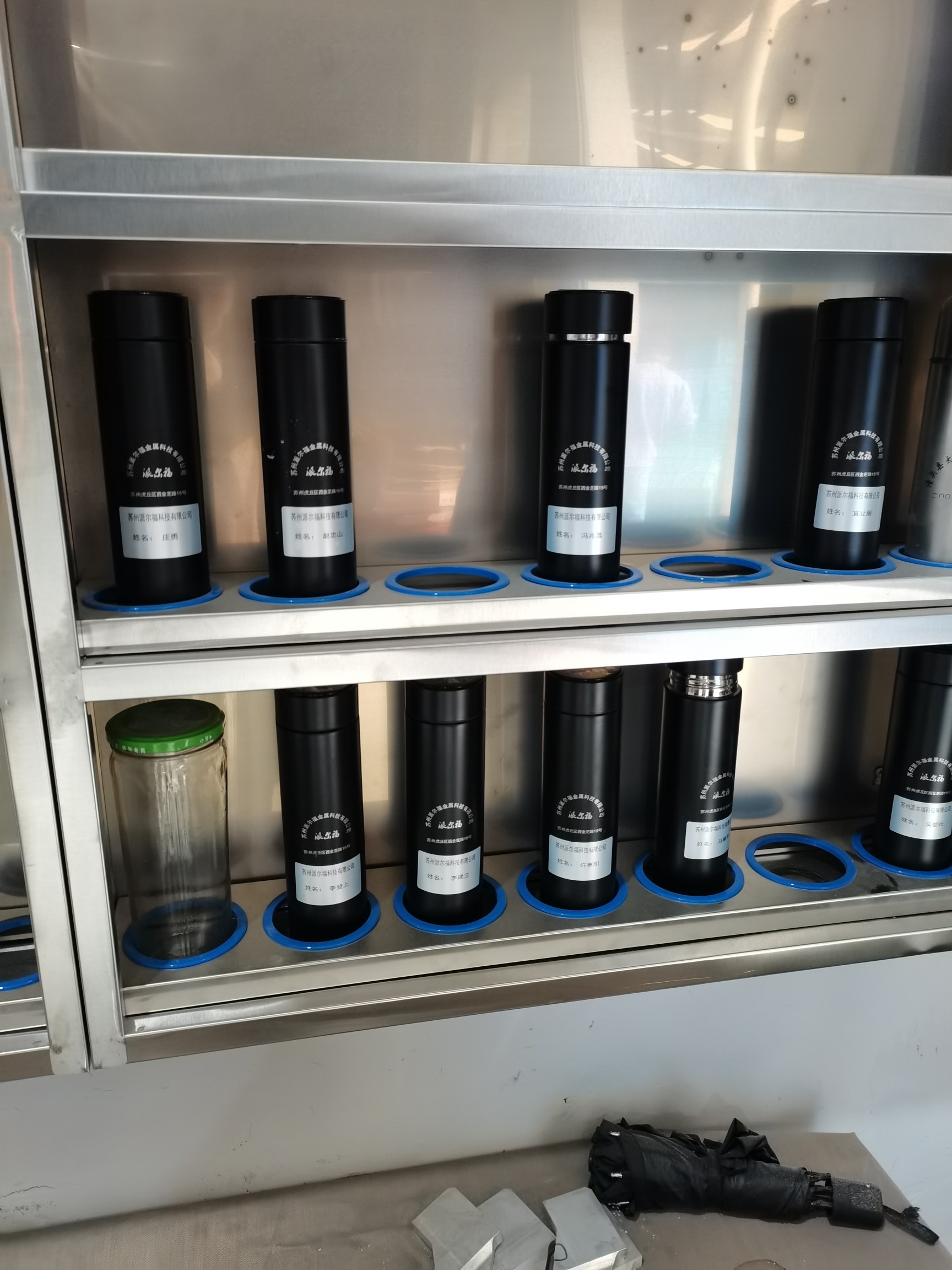 定制不锈钢单位职工壁挂式水杯架三层置物架茶杯多层带孔收纳架子