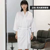 Яркая гладкая скользкая халата белый