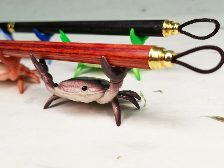 Creative Plastic Crab Pen Holder Weightlifting Crab Swing Piece Practical Pen Hard Pen Holder Pendulum model Gift-Taobao