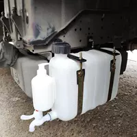 Грузовик с водопроводной грузовиком, чтобы вымыть бак для воды, вымыть ствол ручной