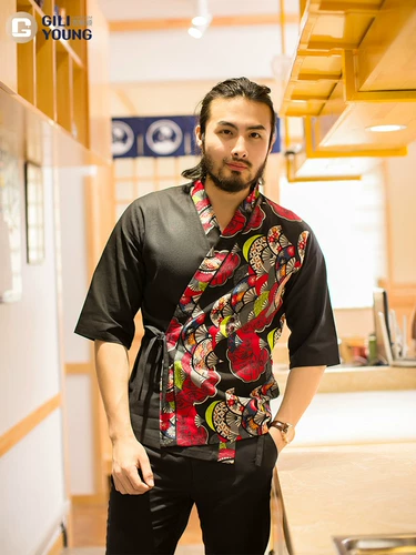 Японская стиль ресторана, работа, предоставлена ​​шеф -поваром кухонный магазин кухонный магазин Sushi Store Working Server Kimono Nihon Restaurant Service