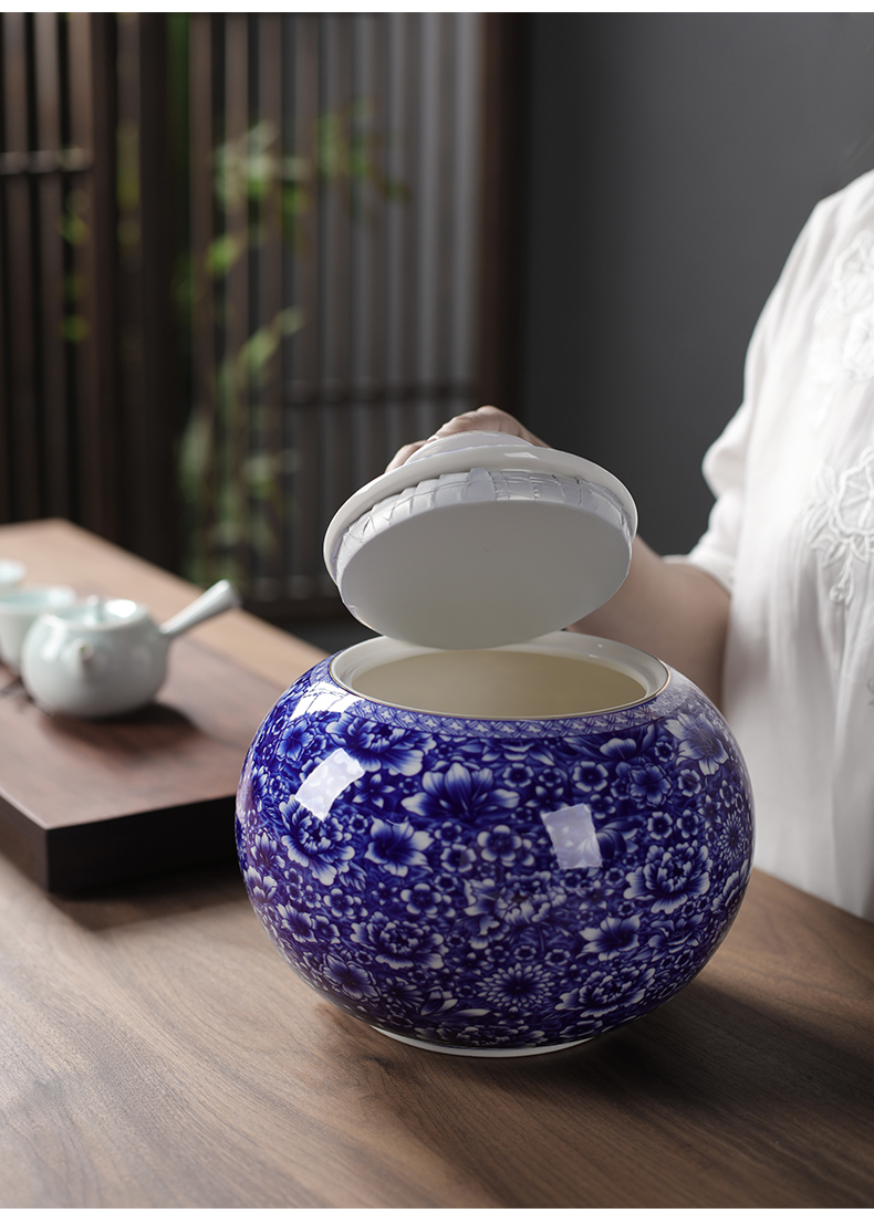 Blue and white porcelain tea pot of pu 'er tea, green tea loose tea 2 jins of large - sized ceramic seal tank storage POTS