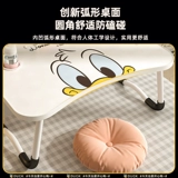 Небольшие столы на кровати могут сложить ленивое общежитие на стойке компьютера.