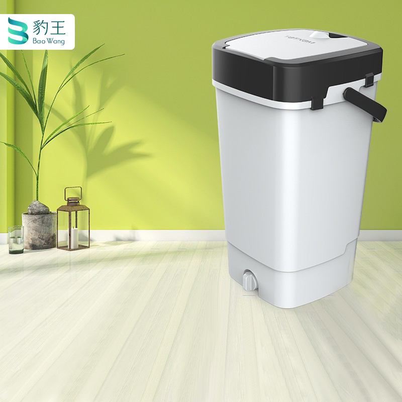 A special bucket for the free hand washing of the mop