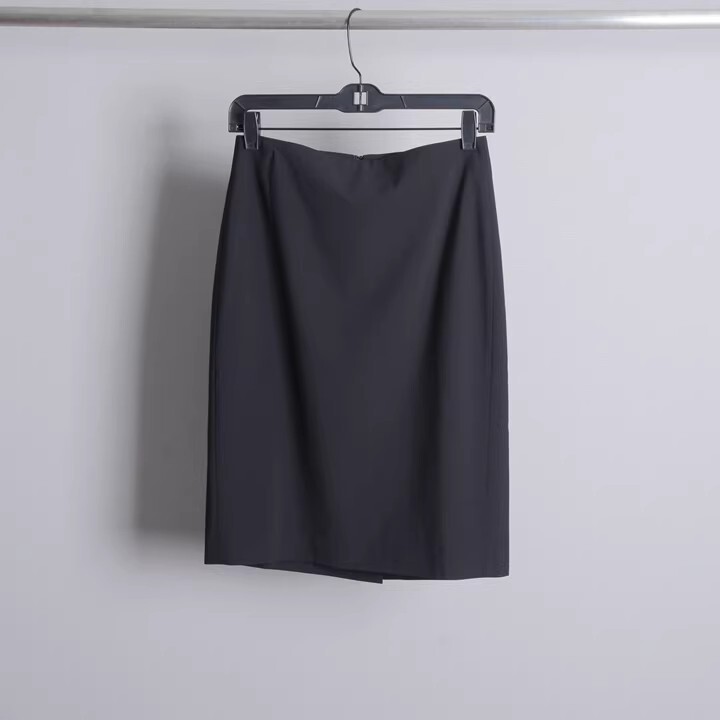 American t Brand, a Classic That Has Lasted for Generations, Versatile for Commuting, Italian Goodwool Back-Zip Skirt, Black