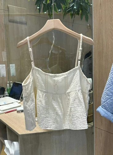 Топ с чашечками в форме цветка, с вышивкой