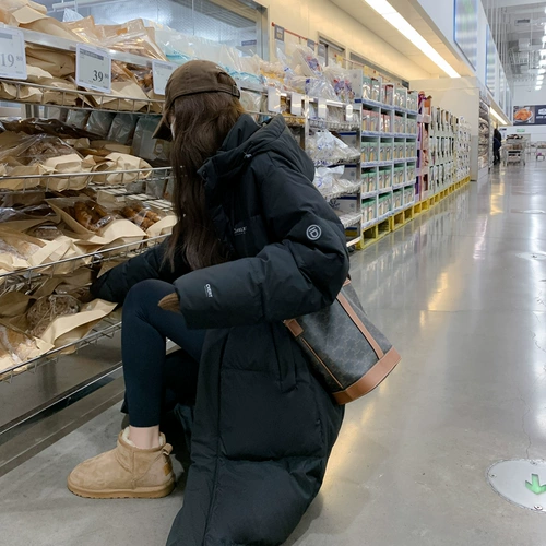 Черный длинный пуховик, бархатная куртка, длина макси, коллекция 2023, утиный пух, изысканный стиль