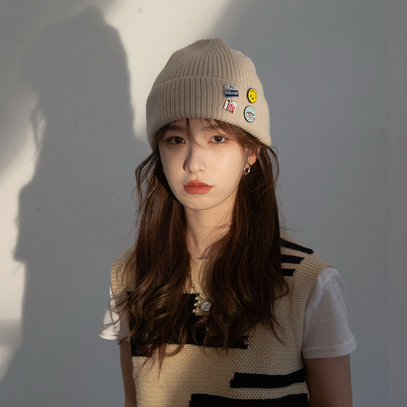 Japanese-Style Smiley Face Badge Knitted Beanie for Women and Men, Trendy and Versatile for Autumn and Winter, Large Head Circumference, Warm Head-Covering Cold Hat