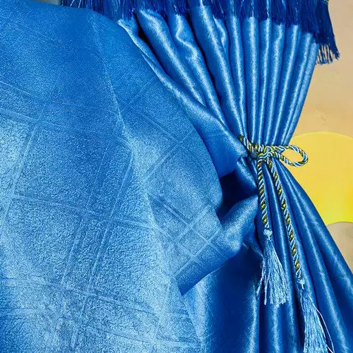 Грузовик сгущенным затененным завесом солнцезащитным кремом.