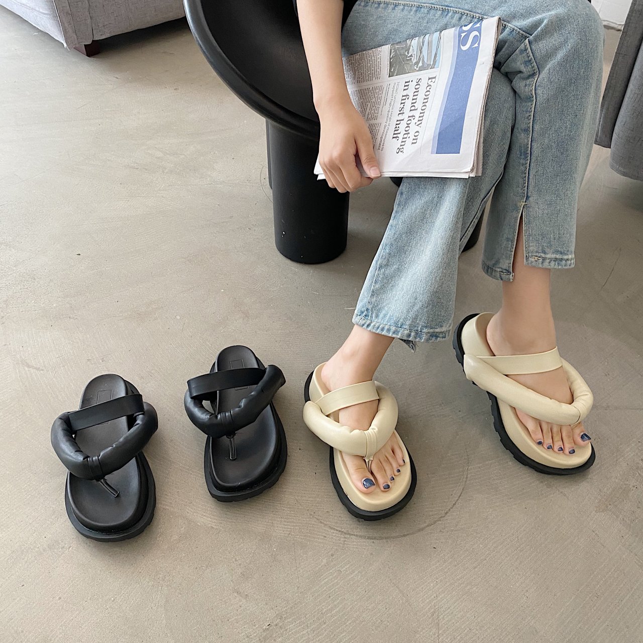 Wear red pine thick human slippers outside the summer of 2023 new summer toe bread beach shoes