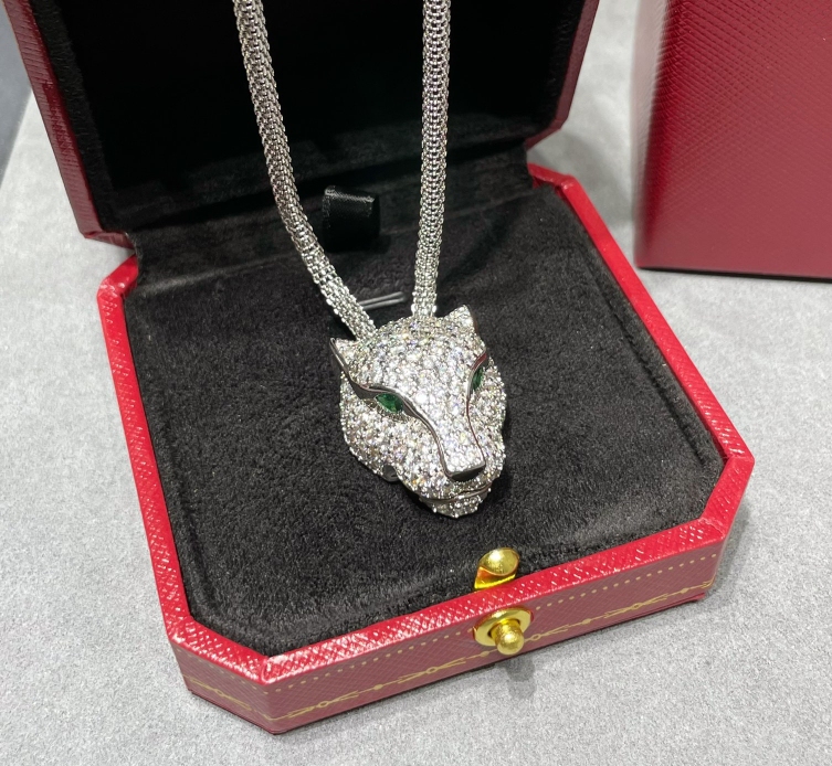 New Year's Get Rich Leopard Head Necklace, Gold-Plated with 18K Gold, Micro-Encrusted with Diamonds, Embellished with Green Diamonds, Thick Chain Bracelet, Neck Accessory