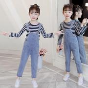 Cô gái denim mùa xuân và mùa thu đỏ váy 2020 mới quần jean dây đeo strappy lưới trẻ em gái mùa thu không khí trong quần lớn.