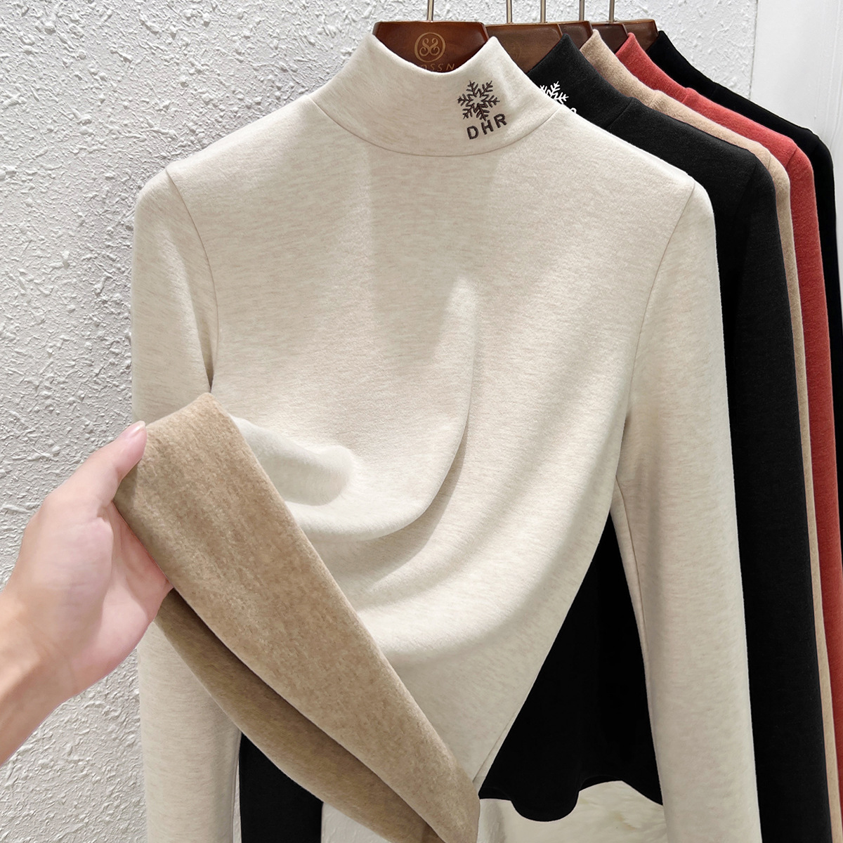 2025秋冬新款：双面德绒打底衫引领时尚新风潮