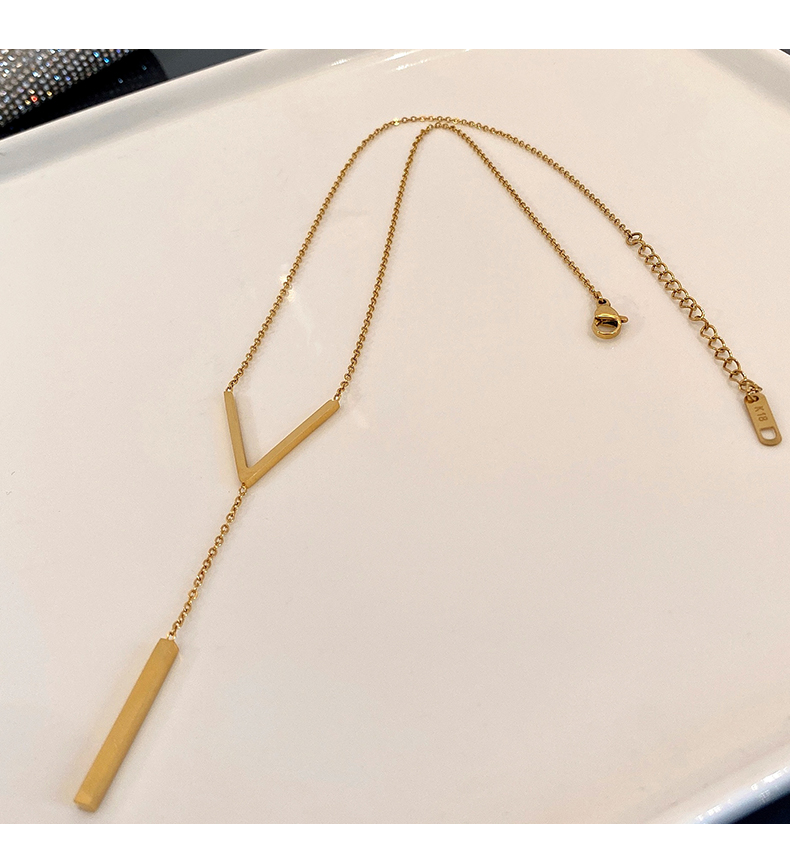 Style Simple Commuer Lettre Acier Au Titane Placage Plaqué Or 18k Collier display picture 1