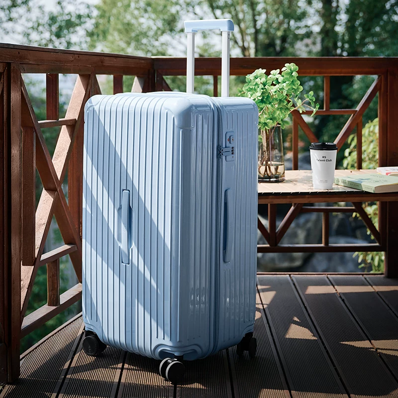 Capacious suitcase with zipper, box