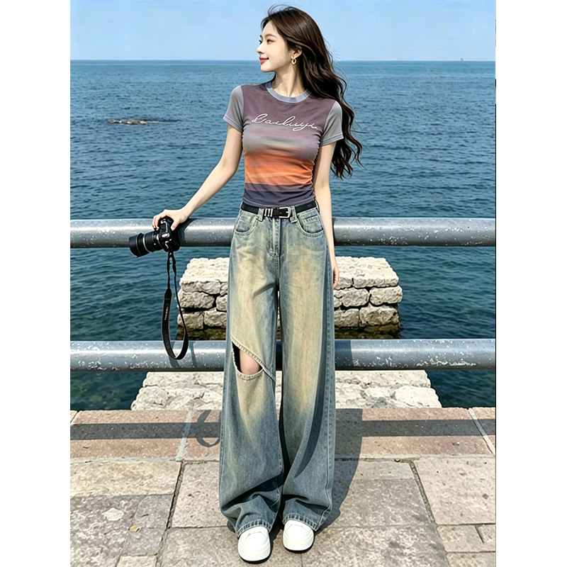 Short-Sleeved T-Shirt and Ripped Jeans Two-Piece Set for Women, New Summer Style, Retro Goddess Style, Fashionable Design Set, Trendy Short-Sleeved T-Shirt and Ripped Jeans Two-Piece Set for Women, New Summer Style, Retro Goddess Style, Fashionable Design Set, Trendy