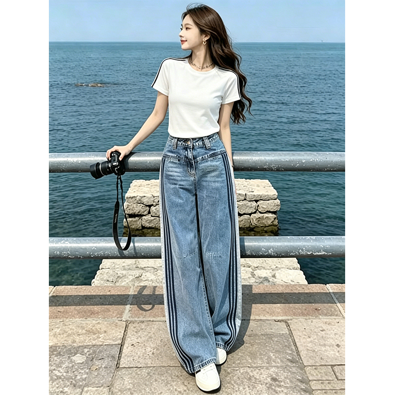 White Short-Sleeved T-Shirt and Jeans Two-Piece Set for Women 2026 New Retro High Street Relaxed Casual Slimming Look Suit