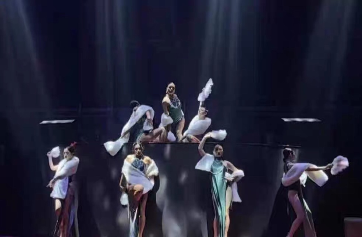 Mianie's acting out of the new bar Chinese style gogo gogo to serve nightclub dancer dance performance