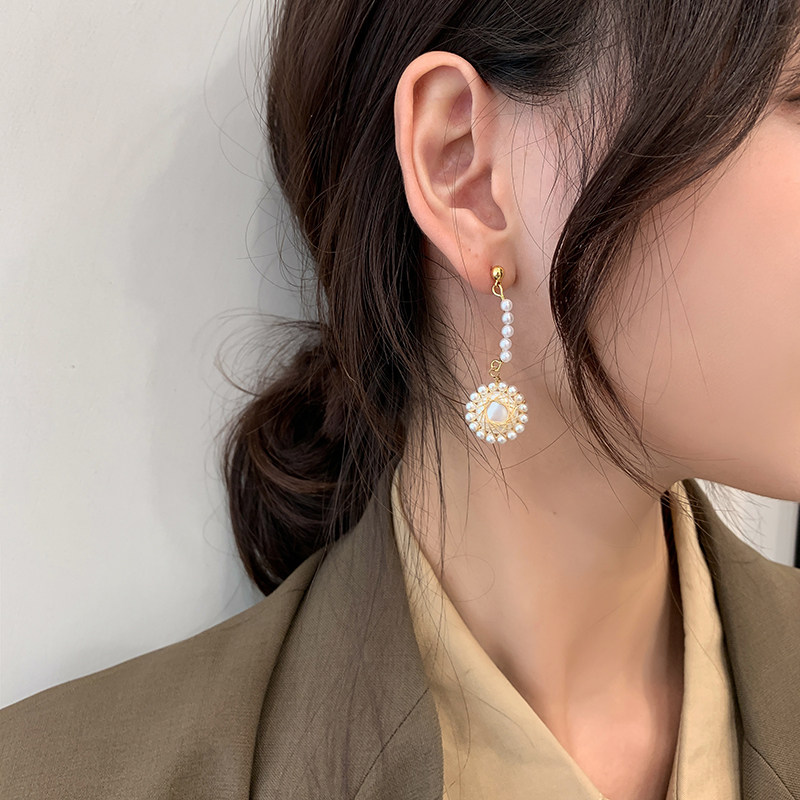 French elegant pearl earrings retro Hepburn earrings net red niche personality high-end sense ear clips without ear holes female