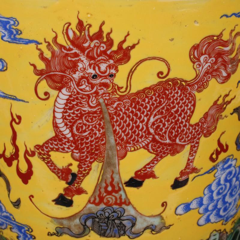 Jingdezhen imitation of the qing emperor kangxi lion kylin grain brush pot pen sea imitation antique folk collection of old goods China furnishing articles