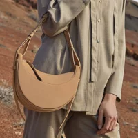 Кремового цвета