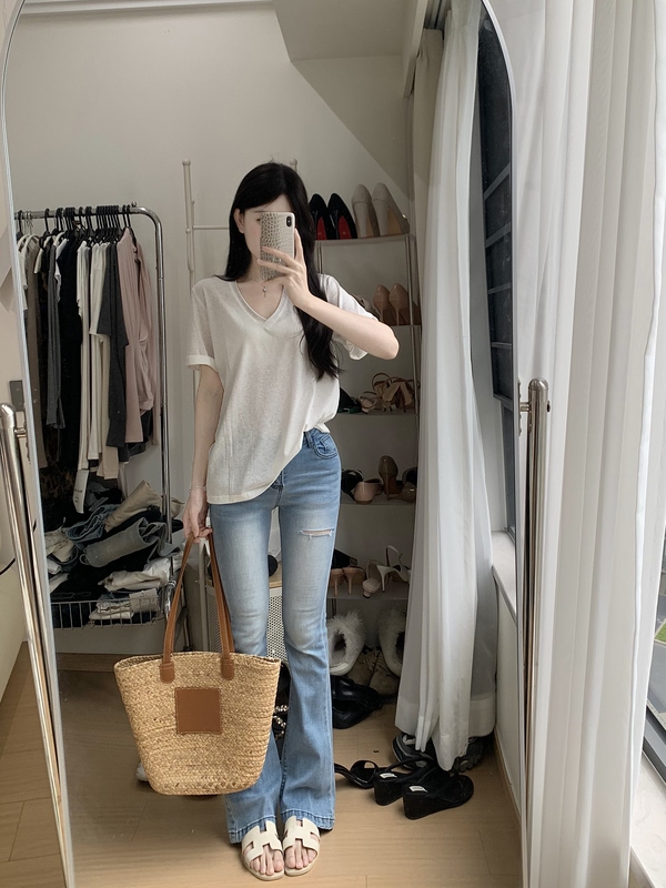 Loose V-Neck T-Shirt + Flared Jeans for Women 2026 Spring/Summer High-Waisted Ripped Butt-Lifting and Hip-Enhancing Stretch Jeans