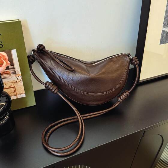 Trendy and Sophisticated Soft Leather Triangular Bag for Women 2025 New Versatile Shoulder Crossbody Bag Croissant Bag Dumpling Bag