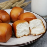 Маленькие булочки с молоком быстро замороженные блюда детская лапша, приготовление, готово -Нажмите коричневый сахарный нож.