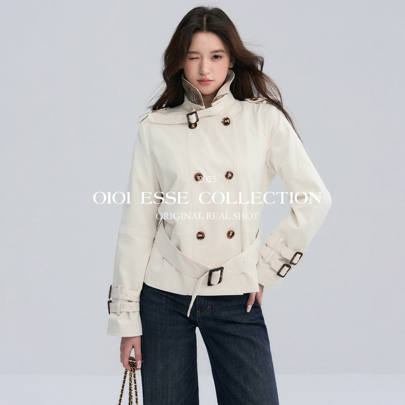 Oioi Esse｜Designed Stand-Up Collar Patchwork Plaid Trench Coat for Women, Autumn Lace-Up White Short Jacket