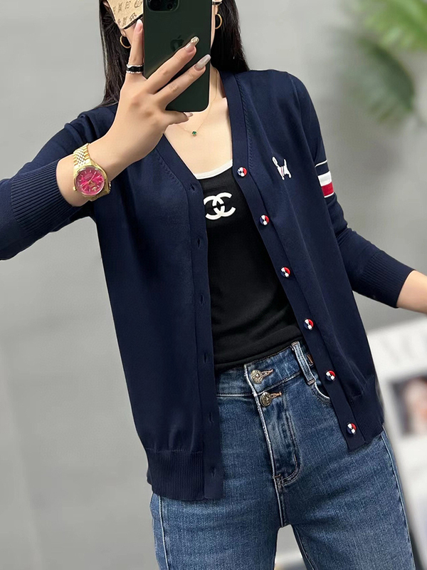 2025 Autumn New British Style High-End Solid Color Dog Print Knitted Cardigan V-Neck Fashionable Versatile Small Jacket