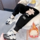 Кукла, утепленные черные джинсы
