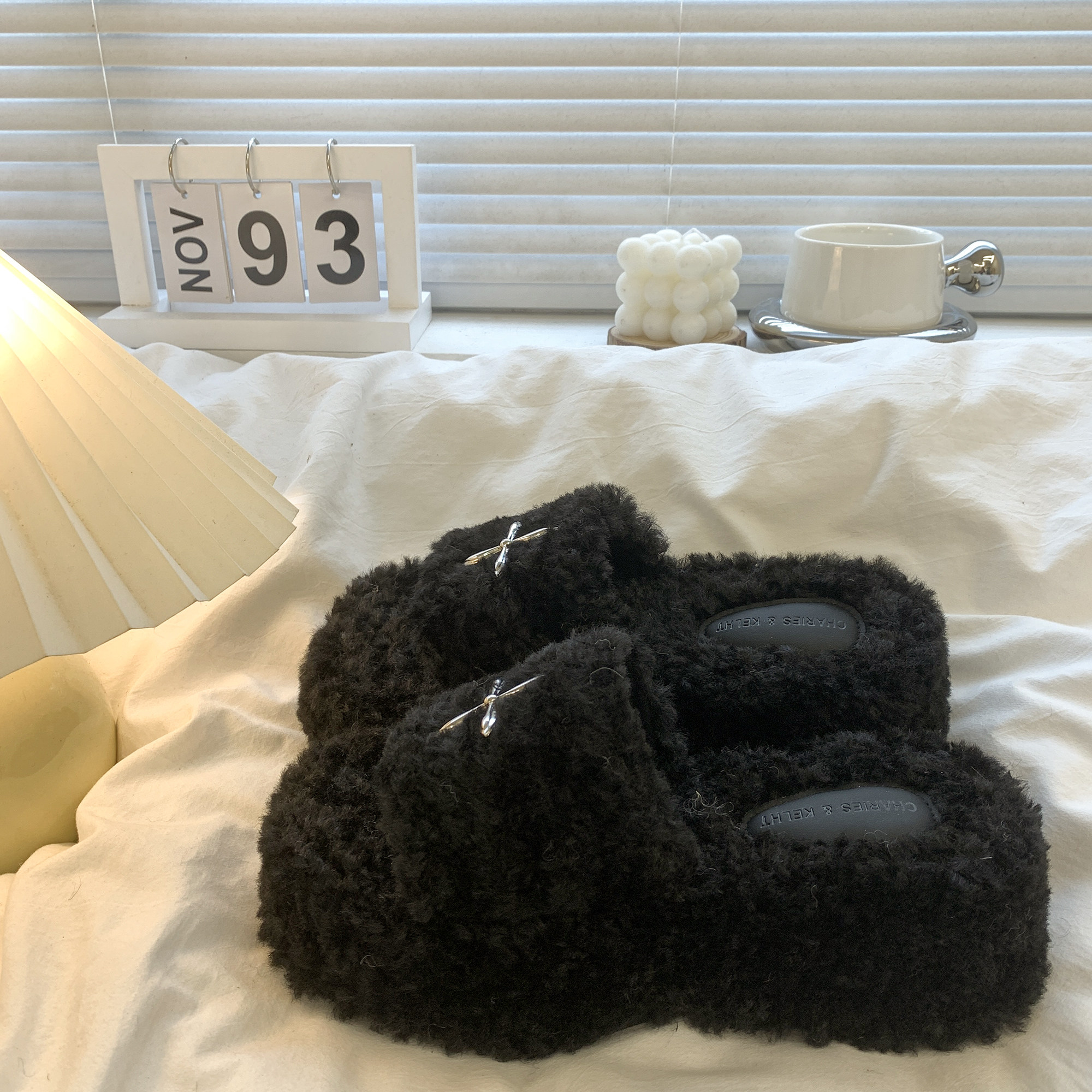 Women's platform platform slippers with fur trim, perfect for autumn and winter 2025. Stylish, versatile, and high-quality fleece-lined cotton slippers.