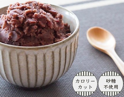 On the road Japan centennial old buns, red bean paste filling grain red bean paste and fruit moon moon cake baking raw material