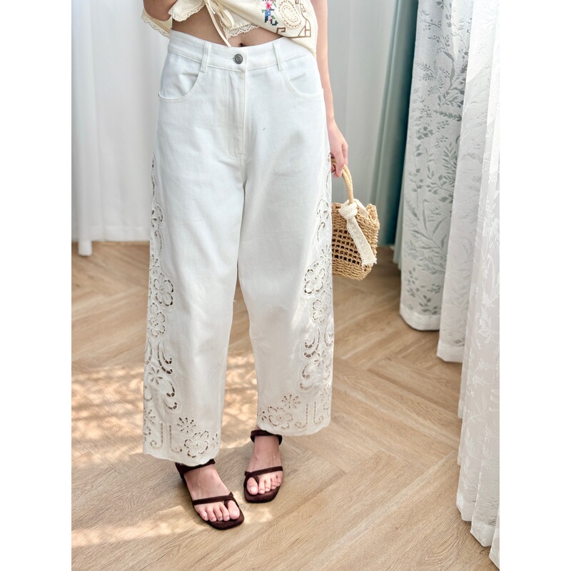 Romantic Set~ White Hollow-Out Embroidered Straight-Leg Jeans for Women 2026 New Cotton Versatile Commuter Pants + Shirt