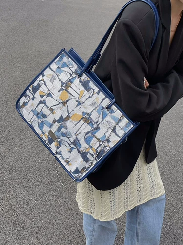 Небольшая дизайнерская сумка на одно плечо, универсальная вместительная и большая портативная сумка через плечо, коллекция 2023