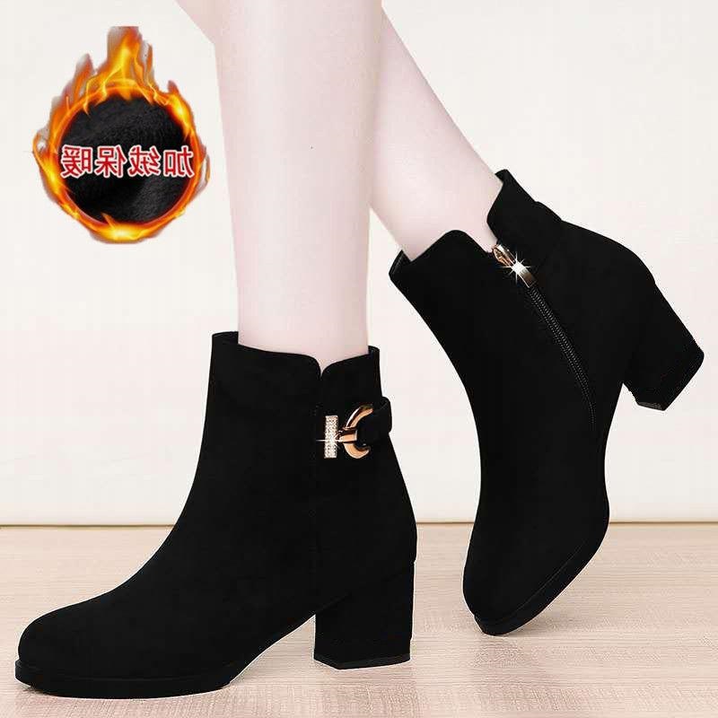 The new boots in the suede and the autumn and winter high heels boots are paired