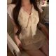 ເສື້ອຢືດຄໍ V-neck ສີຂາວລະດູຮ້ອນ