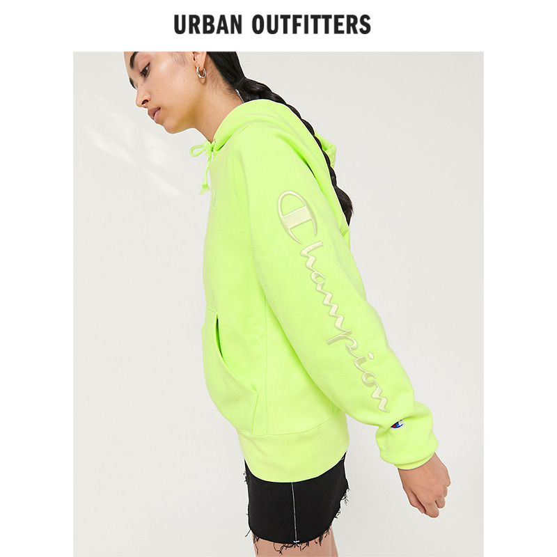 Champion 冠军牌×UO独家 连帽印花卫衣 双重优惠折后￥208包邮