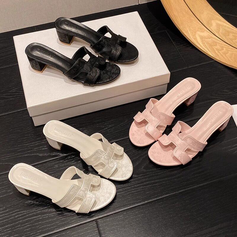 粗跟一字拖女夏季外穿2026年新款法式真皮设计感配裙子中跟凉拖鞋