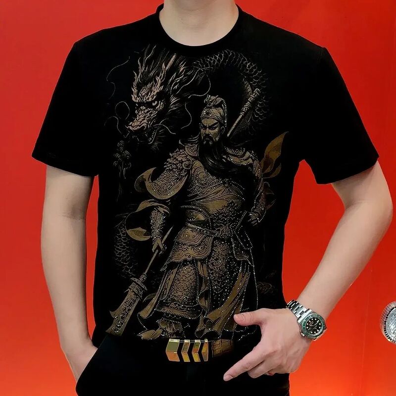 2025 New Trendy Round-Neck Men's T-Shirt, Slim Fit, Breathable, Cool, and Stylish with a Bold Guan Gong Print Short-Sleeve Top