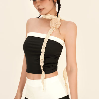 The owner of the cool and cute Moli store pairs accessories with a hot girl style of wearing a scarf