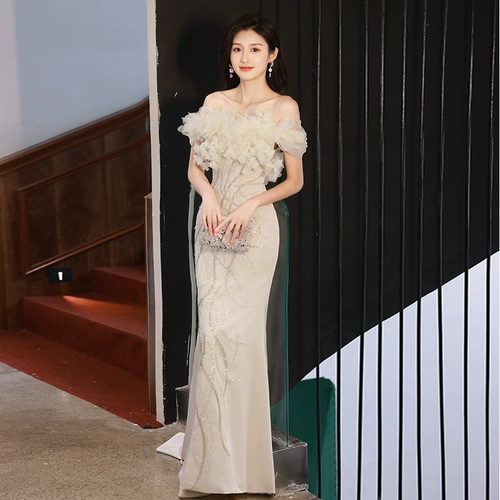 Вечернее платье, модная элитная юбка, открытые плечи, яркий броский стиль, изысканный стиль