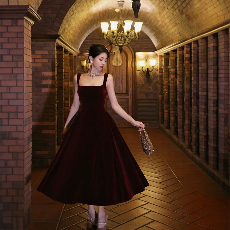 Plus Size Women's French Hepburn Style Elegant Square-Neck Velvet Dress, New Autumn and Winter Long Dress with a Large Hem