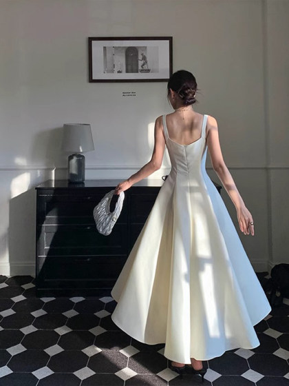 大码女装法式赫本风白色吊带连衣裙高级感轻奢百搭收腰遮肉礼服裙