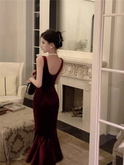 大码女装高级感法式吊带连衣裙女酒红色年会丝绒礼服裙气质鱼尾裙