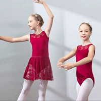 Бордовая юбка, короткий рукав