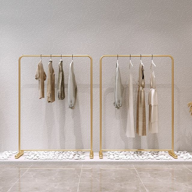 ຮ້ານຂາຍເສື້ອຜ້າສະແດງ rack ຊັ້ນຢືນເຄື່ອງນຸ່ງຜູ້ຍິງ rack gold hanger display combination store side-mounted special rack