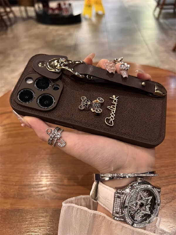 Dark Brown Leather-Textured Metal Bear Wristband Suitable for iPhone 15 Pro Max Phone Cases, New Apple 14 Pro Women's Model, 13 Niche High-End Feel, December Textured Xs/Xr Trendy Brand High-End 11Pm